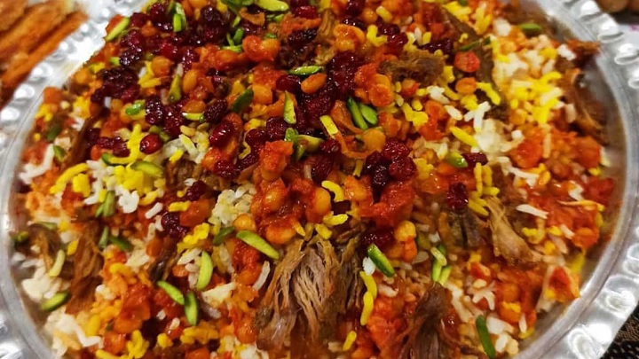 مراحل تهیه پلو شاه عباسی برای ناهار