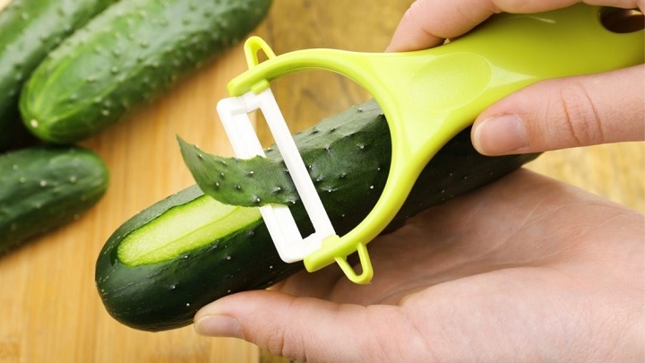 پوست سبزیجات را جدا کنید پوست سبزیجات را جدا کنید