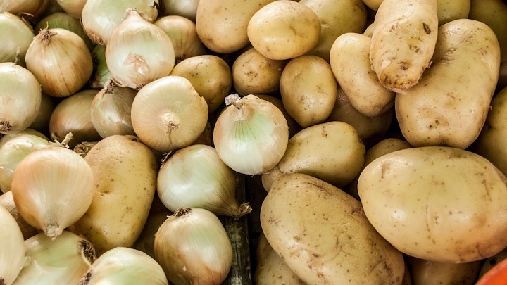 در زمان خرید پیاز و سیب زمینی حتما به تازه بودن آنها توجه کنید در زمان خرید پیاز و سیب زمینی حتما به تازه بودن آنها توجه کنید