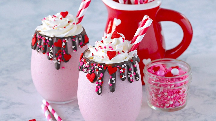 مراحل تهیه شیر توت فرنگی با بستنی مراحل تهیه شیر توت فرنگی با بستنی