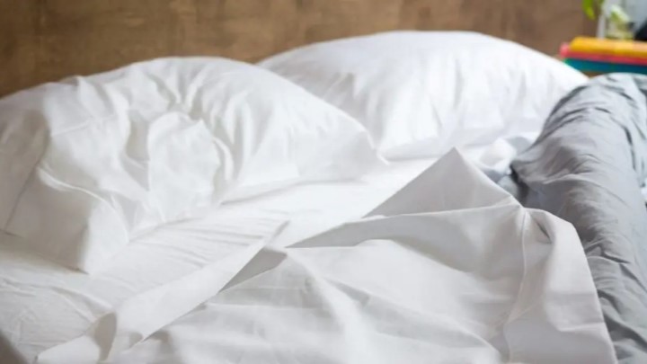 از ملحفههای نازک برای خواب راحت تر در تابستان استفاده کنید از ملحفههای نازک برای خواب راحت تر در تابستان استفاده کنید