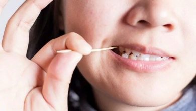 ۳ ضرر استفاده از خلال دندان؛ چه چیزی را جایگزین آن کنیم؟