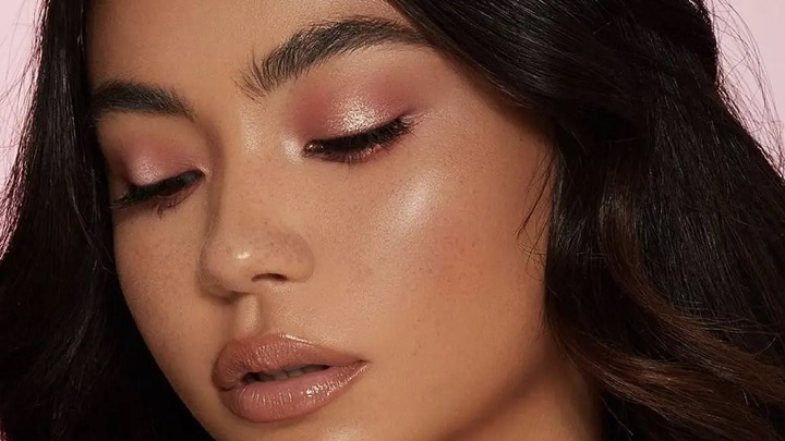 سایههای پاستیلی از میکاپهای لایت اروپایی ترند 2024 سایههای پاستیلی از میکاپهای لایت اروپایی ترند 2024