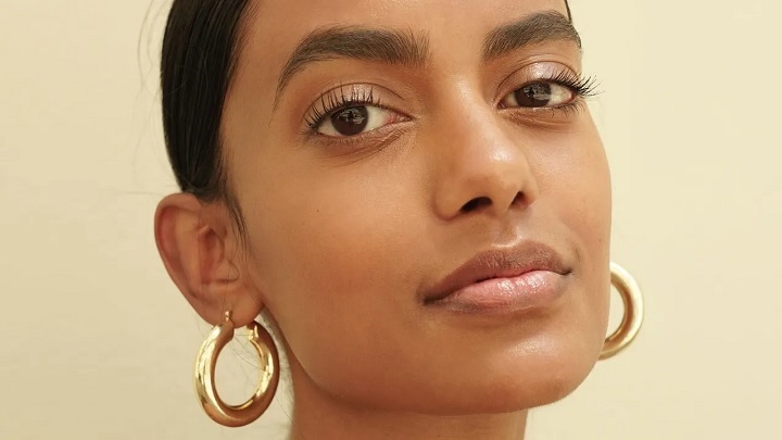 مژه‌های طبیعی و بلند از میکاپ‌های لایت اروپایی ترند 2024