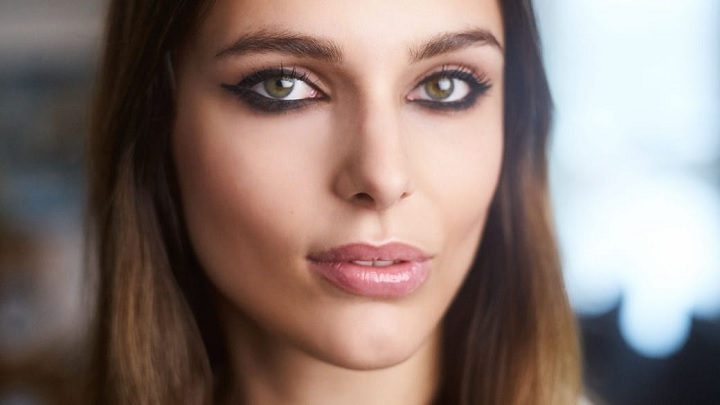 مداد چشم مشکی از میکاپهای لایت اروپایی ترند 2024 مداد چشم مشکی از میکاپهای لایت اروپایی ترند 2024