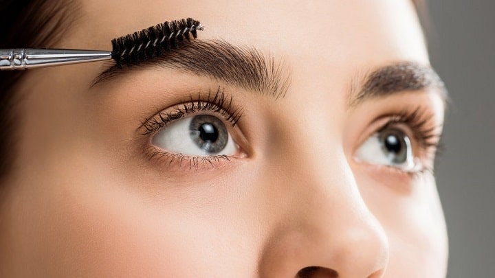 لیفت ابرو در خانه با استفاده از آلوئه ورا لیفت ابرو در خانه با استفاده از آلوئه ورا