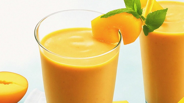 طرز تهیه اسموتی زردآلو و انبه با موز طرز تهیه اسموتی زردآلو و انبه با موز