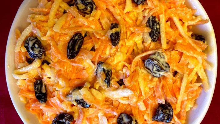 مراحل تهیه سالاد زردآلو، کشمش و هویج مراحل تهیه سالاد زردآلو، کشمش و هویج