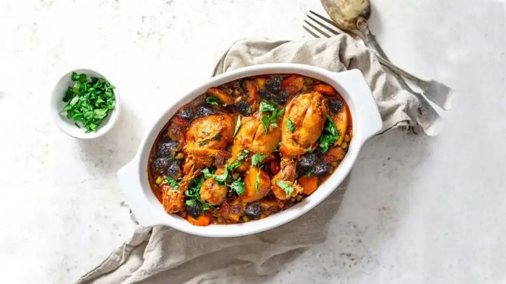 مراحل تهیه خورش گردو و زردآلو مراحل تهیه خورش گردو و زردآلو