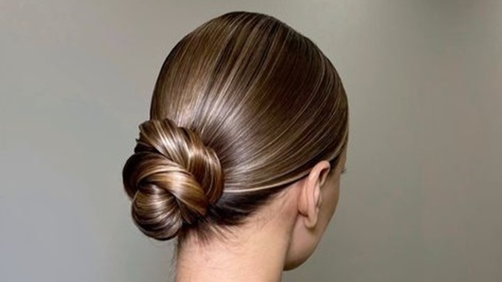 شینیون ساده و کلاسیک برای مهمانی و عروسی شینیون ساده و کلاسیک برای مهمانی و عروسی