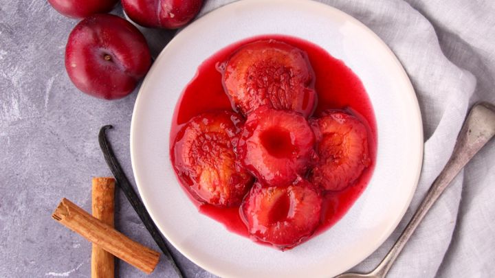 مراحل تهیه کمپوت آلو سیاه خانگی