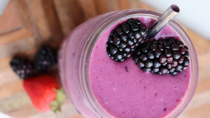 مراحل تهیه اسموتی شاه توت و موز مراحل تهیه اسموتی شاه توت و موز