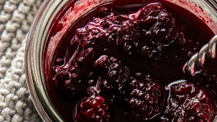 پختن شاه توت برای کمپوت شاه توت