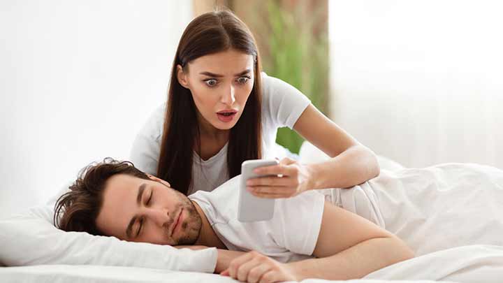 نشانههایی از زبان بدن همسر، زمانی که به شما بی اعتماد شده است نشانههایی از زبان بدن همسر، زمانی که به شما بی اعتماد شده است