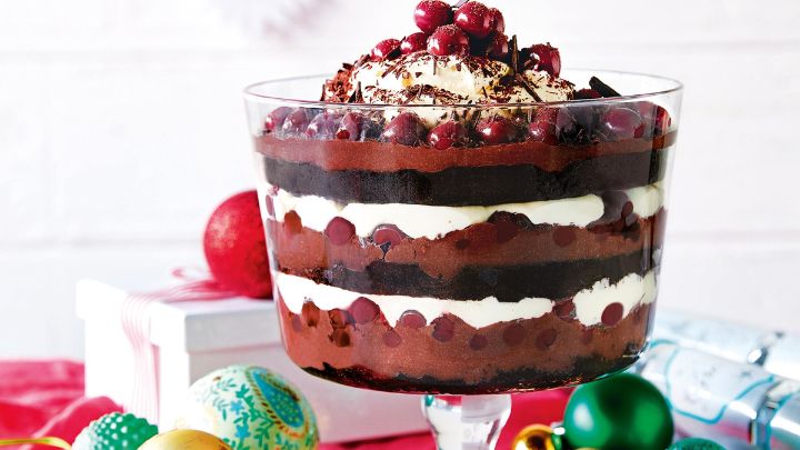 مراحل تهیه دسر ترایفل گیلاس مراحل تهیه دسر ترایفل گیلاس