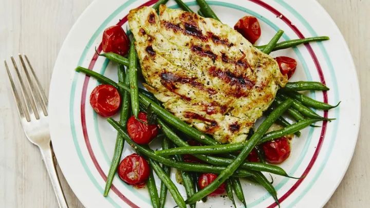 مراحل تهیه سالاد مرغ و لوبیا سبز