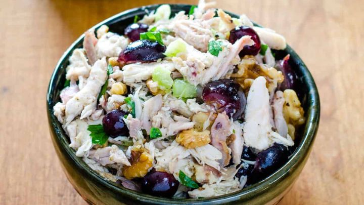 مراحل تهیه سالاد مرغ و گردو