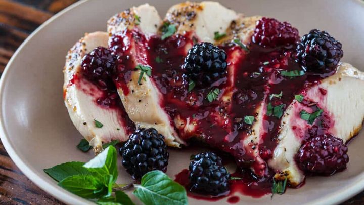 نکات و فوت و فنهای تهیه خوراک مرغ با سس شاه توت نکات و فوت و فنهای تهیه خوراک مرغ با سس شاه توت