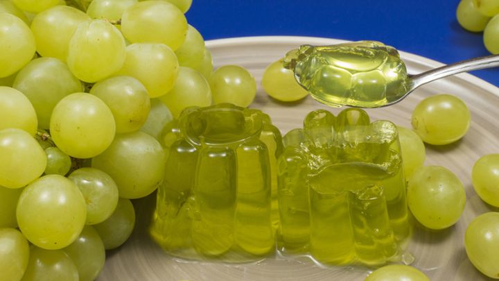 مراحل تهیه ژله انگور درشت بدون پوست