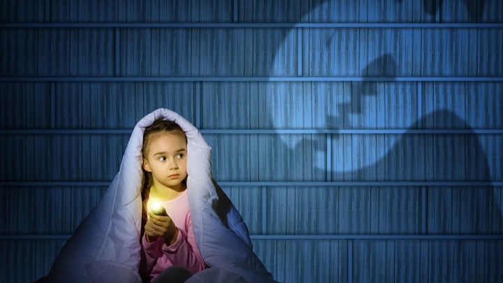 وابستگی و ترسو شدن کودک از عواقب و اثرات مخرب تربیت کودکان با ترساندن