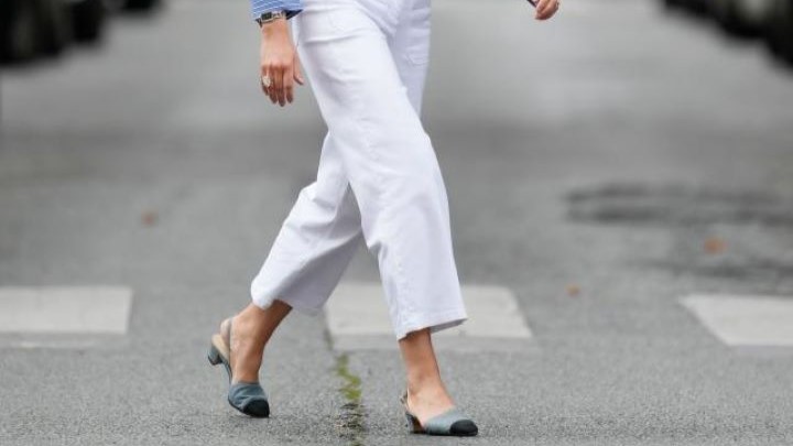 شلوار رنگ روشن خنک از آیتمهای ضروری که این تابستان باید در کمدتان داشته باشید شلوار رنگ روشن خنک از آیتمهای ضروری که این تابستان باید در کمدتان داشته باشید