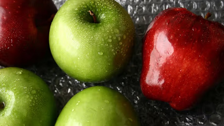 سیب از میوههایی که به سم زدایی و کاهش گرسنگی کمک میکنند سیب از میوههایی که به سم زدایی و کاهش گرسنگی کمک میکنند