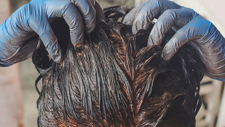 استفاده از پوست گردو و حنا برای رنگ کردن مو به رنگ قهوهای مسی استفاده از پوست گردو و حنا برای رنگ کردن مو به رنگ قهوهای مسی