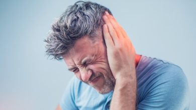 علائم عفونت گوش و درمانهای خانگی آن (7 روش موثر)