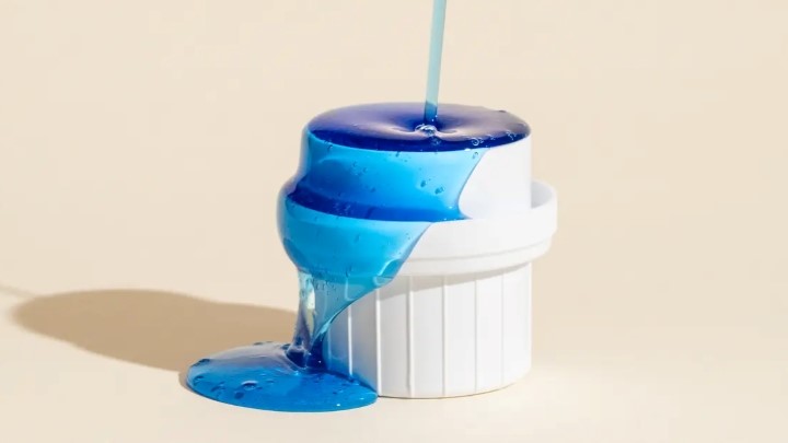 استفاده بیش‌ از حد از پودر ماشین لباسشویی و نرم کننده لباس، از دلایل سفیدک زدن لباس در ماشین لباسشویی