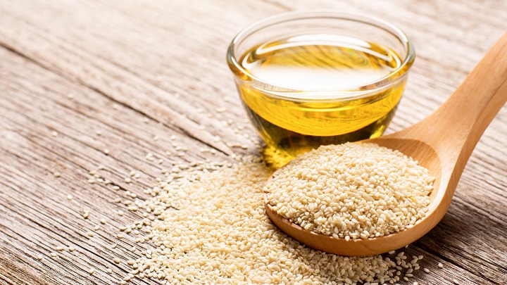 پختن خمیر کنجد برای تهیه روغن کنجد خانگی پختن خمیر کنجد برای تهیه روغن کنجد خانگی