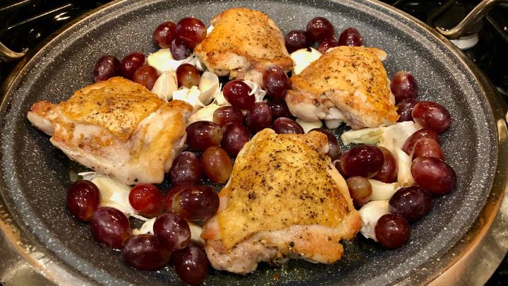 آماده سازی مرغ برای تهیه مرغ کبابی با ترخون و انگور آماده سازی مرغ برای تهیه مرغ کبابی با ترخون و انگور