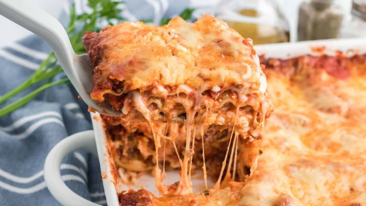 سوسیسها را به صورت نواری باریک برای قسمت میانی لازانیا خرد کنید. سوسیسها را به صورت نواری باریک برای قسمت میانی لازانیا خرد کنید.