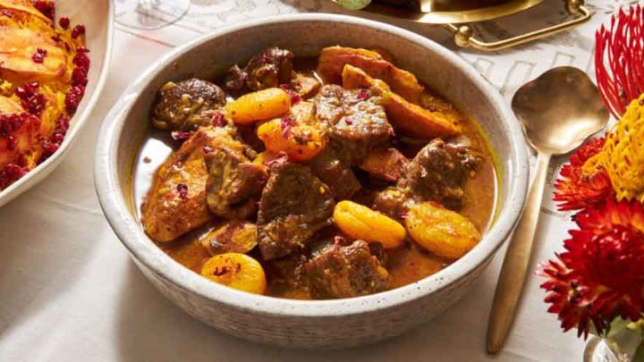 مراحل تهیه خورش سیب گلاب مراحل تهیه خورش سیب گلاب