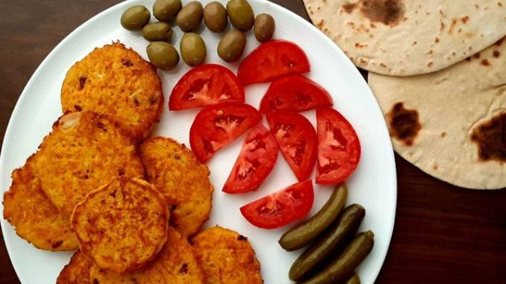 مخلوط کردن مواد خشک برای تهیه کوکوی هویج گیاهی مخلوط کردن مواد خشک برای تهیه کوکوی هویج گیاهی