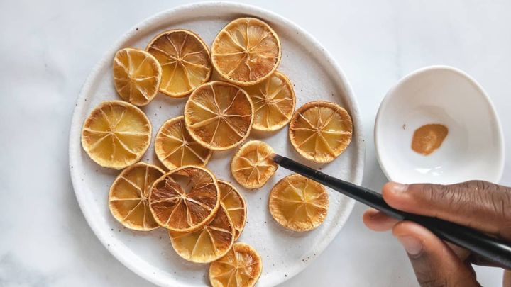 مراحل تهیه لیمو خشک ورقهای در آفتاب مراحل تهیه لیمو خشک ورقهای در آفتاب