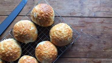 طرز تهیه همبرگر داخل خمیر دست‌ساز برای ناهار