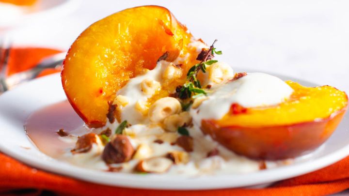 دسر ماست و شلیل را تزیین و سرو کنید