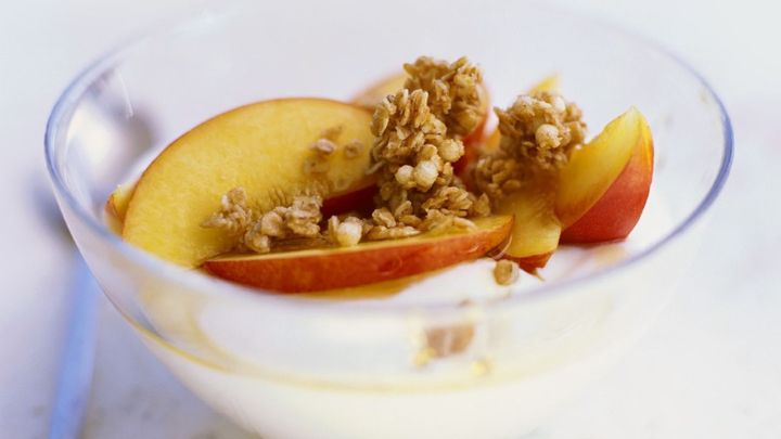 برای تهیه دسر ماست و شلیل، اول ماست و عسل را ترکیب کنید