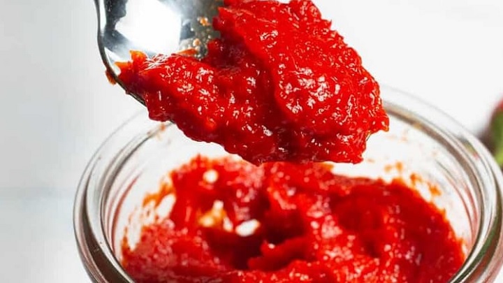 مراحل تهیه رب فلفل دلمه برای غذا مراحل تهیه رب فلفل دلمه برای غذا