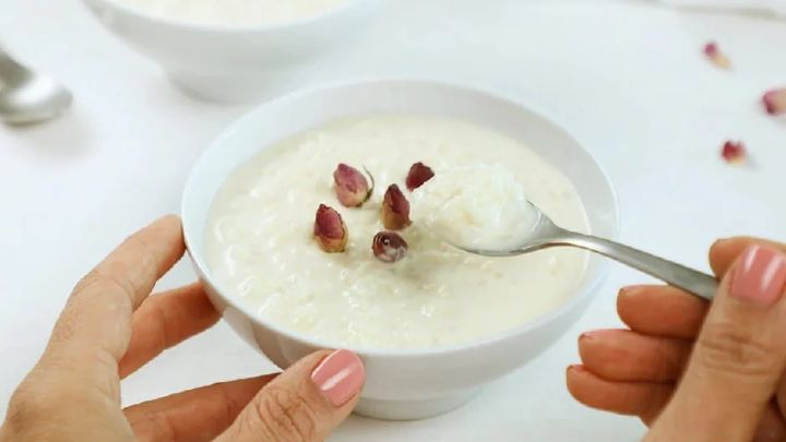 افزودن آب و شکر برای حلوا برنج با پنیر موزارلا