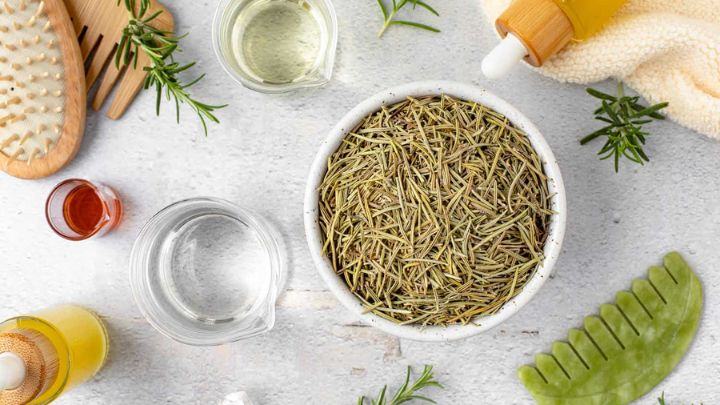 انتقال به ظرف نگهدارنده برای روغن رزماری انتقال به ظرف نگهدارنده برای روغن رزماری