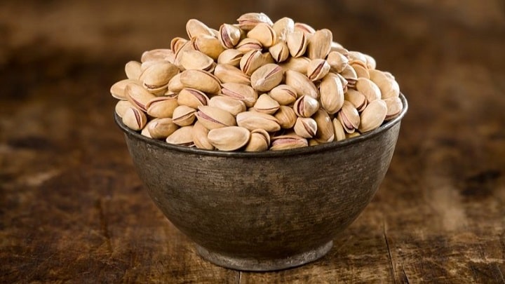 شور کردن پسته خام در ماهی‌تابه