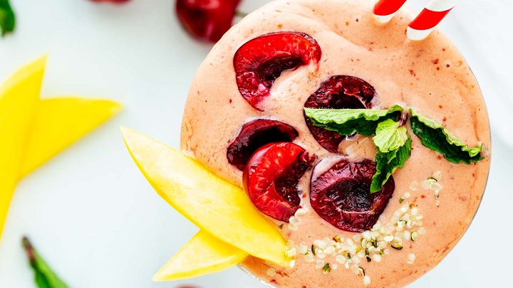 مراحل تهیه اسموتی انبه و گیلاس با میوه‌های تازه