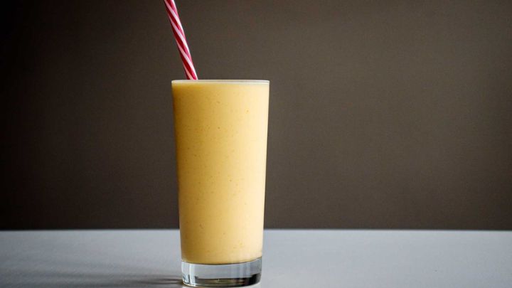 آماده‌سازی مواد اولیه اسموتی انبه و گردو