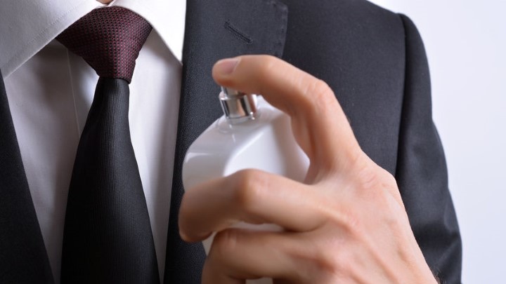 شخصیت شناسی از روی عطر مورد علاقه؛ پوشش کلاسیک و نوع عطر