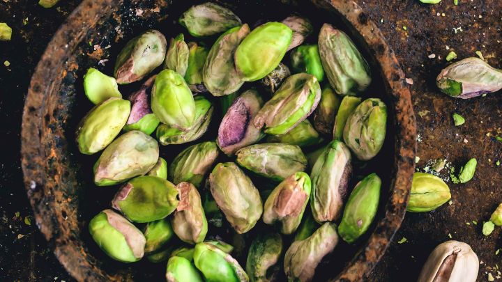 طعم دلنشین و عطر آرامبخش دمنوش پوست پسته طعم دلنشین و عطر آرامبخش دمنوش پوست پسته