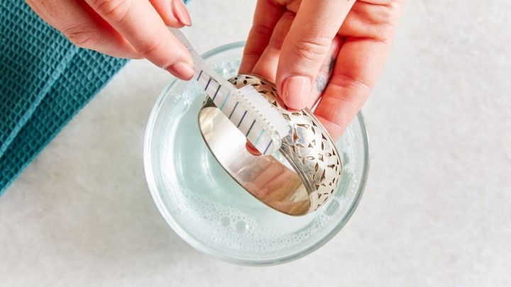 استفاده از ترکیب مایع ظرفشویی و آب برای براق کردن زیورآلات نقره استفاده از ترکیب مایع ظرفشویی و آب برای براق کردن زیورآلات نقره