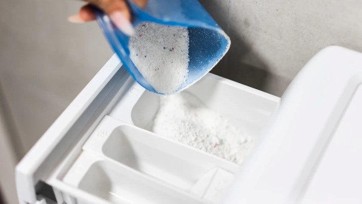 ریختن پودر ماشین لباسشویی در جای اشتباه از دلایل سفیدک زدن لباس در ماشین لباسشویی