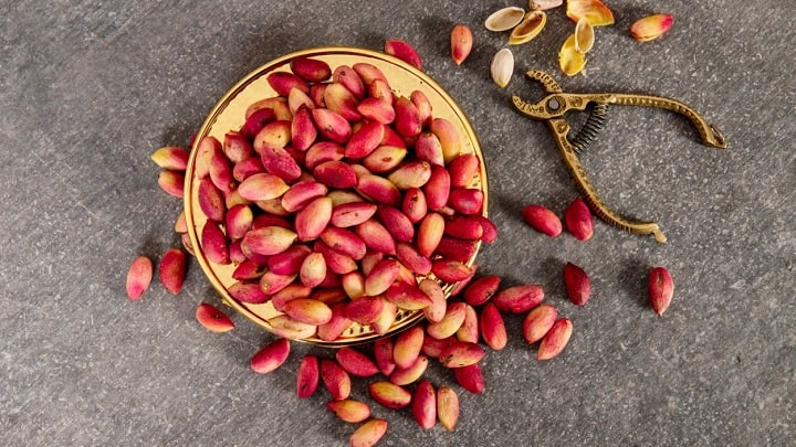 از بین بردن بوی بد دهان و تقویت لثه با پوست پسته