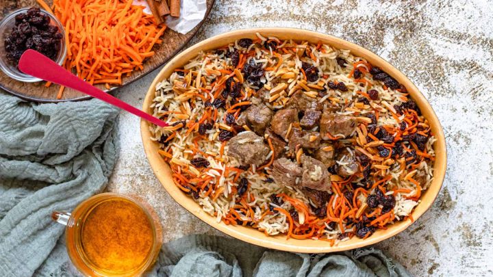 آماده‌سازی برنج و قیسی برای تهیه قیسی پلو اردبیلی